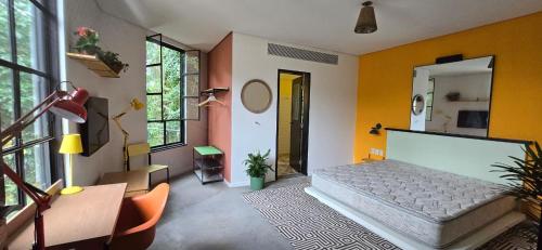 a bedroom with a bed in a room with yellow walls at Castelo dos Tucanos Host in Rio de Janeiro