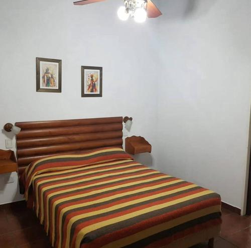 Giường trong phòng chung tại Bungalows Amancay