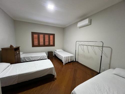 Giường trong phòng chung tại Casa Huus