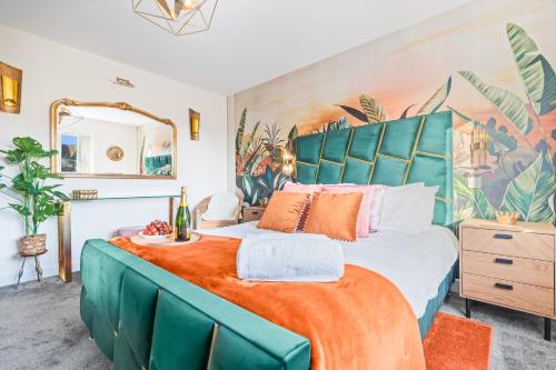 En eller flere senge i et værelse på Hidden Oasis Hot Tub EV Parking