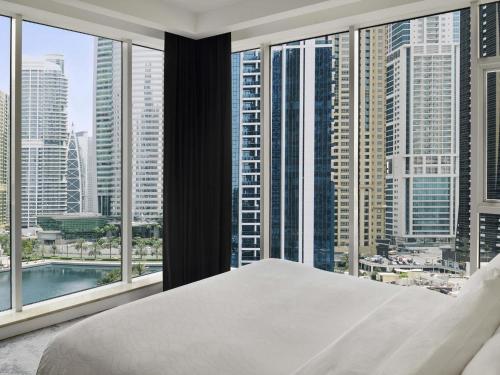 Postel nebo postele na pokoji v ubytování Mövenpick Hotel Jumeirah Lakes Towers Dubai