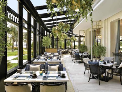 Een restaurant of ander eetgelegenheid bij Mövenpick Hotel Bahrain