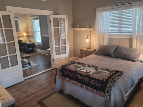 En eller flere senge i et værelse på New! Lake Michigan Hideaway - Very Cute!