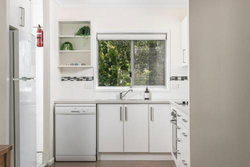 Kuchyň nebo kuchyňský kout v ubytování Karingal Beach Cottage Fingal Bay