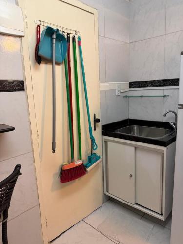una cucina con un lavandino e delle spazzole sul muro di Apto Recife Aurora Mar e Rio a Recife