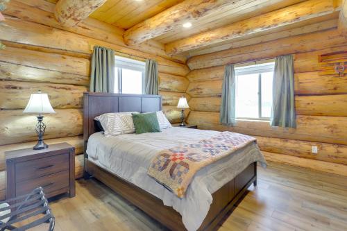 una camera con un letto in una baita di tronchi di Uintah Basin Retreat! Cabin on 35-Acre Ranch a Ballard