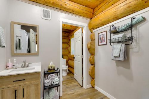 un bagno con lavandino e WC di Uintah Basin Retreat! Cabin on 35-Acre Ranch a Ballard