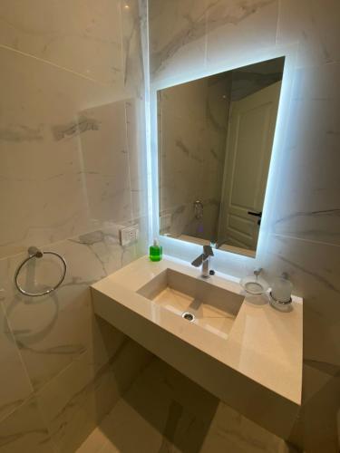 a bathroom with a sink and a mirror at Dpto Temporario 1 - Corrientes - PQ ALQUILERES TEMPORARIOS in Corrientes