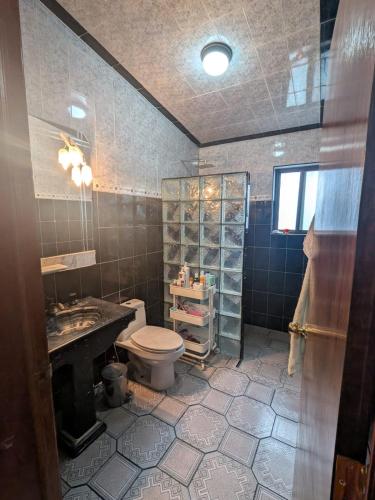 a bathroom with a toilet and a sink at Casa Quijote in Chiautla
