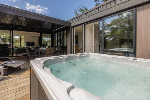 Fotografie z fotogalerie ubytování The Palm Beach Treehouse v destinaci Waiheke Island