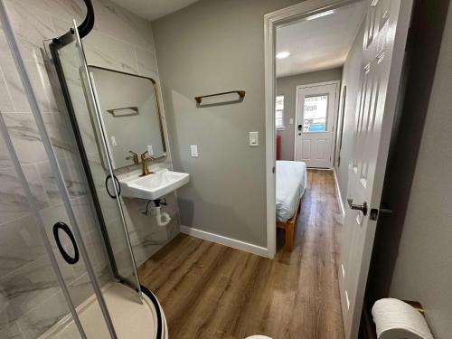 Koupelna v ubytování Private En-suite in Tiny Luxury Home