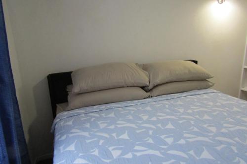 un letto con due cuscini sopra in una stanza di 103 Batts Rock Beach Condo's a Saint Michael