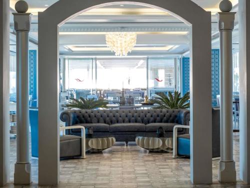 Ein Sitzbereich in der Unterkunft Mövenpick Hotel Beirut