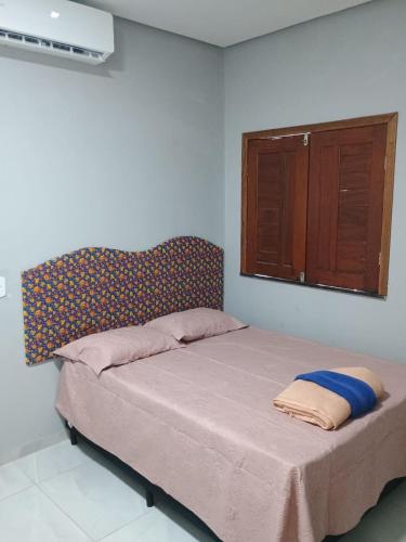 Ce lit se trouve dans un dortoir doté d'une fenêtre et d'un lit sidx sidx. dans l'établissement Summer house - Alter do chão, à Santarém