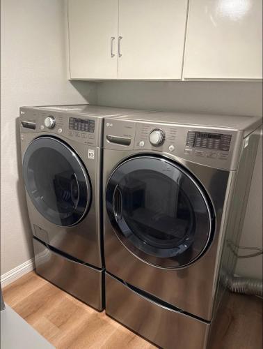 a stainless steel washer and dryer in a kitchen at 双人间 in Irvine