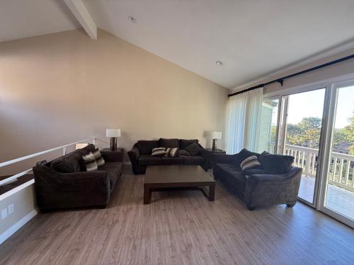 a living room with two couches and a coffee table at 双人间 in Irvine