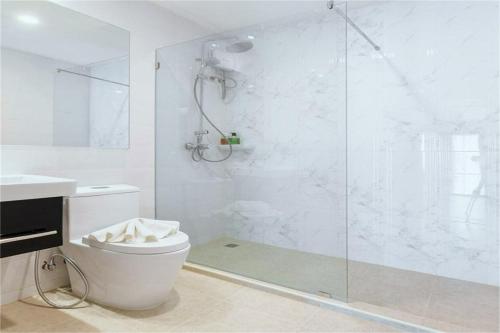 Ένα μπάνιο στο First Hua Hin - Hin Nam