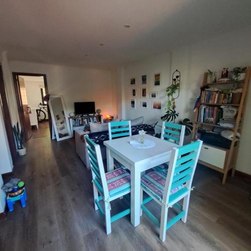 Ranchitodelmar في مار ديل بلاتا: غرفة معيشة مع طاولة وكراسي بيضاء