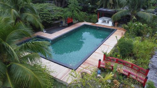 Bazén v ubytování Molmol Cafe nebo v jeho okolí