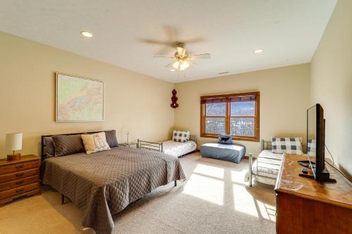 En eller flere senge i et værelse på Mtn-View Deck, Game Room! Spacious Elk Park Lodge