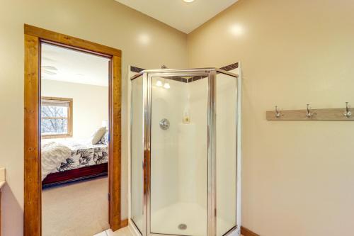 Et badeværelse på Mtn-View Deck, Game Room! Spacious Elk Park Lodge