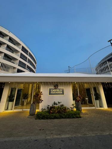 un edificio con un cartello sul lato di Harly's Castelo Apartment a Serena del Mar
