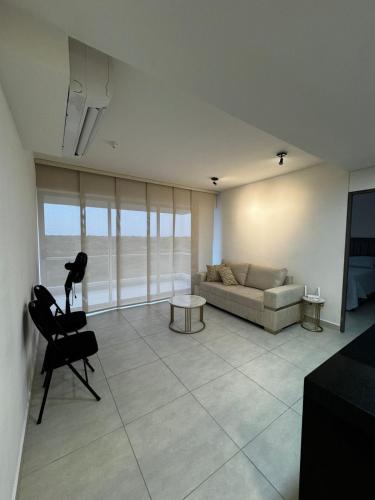 un soggiorno con un divano e una sedia di Harly's Castelo Apartment a Serena del Mar