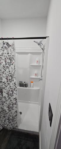 Un refrigerador vacío con la puerta abierta en una habitación. en Nomad Pad, en Detroit