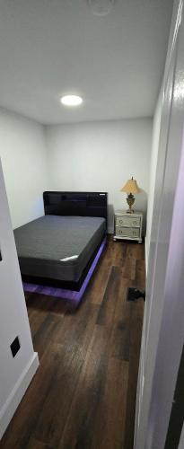 Un dormitorio pequeño con una cama y una mesita de noche. en Nomad Pad, en Detroit