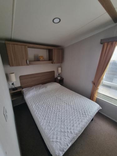 Postel nebo postele na pokoji v ubytování 37 Unity Beach Brightholme Brean Pets stay free