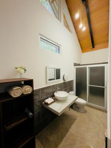 a bathroom with a sink and a toilet at Bungalows Bosque Selah in Nebaj