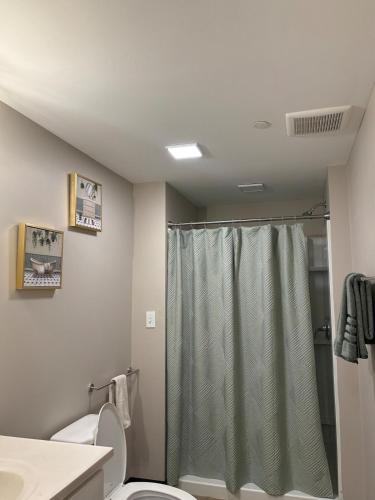 Casa Oasis في برمنغهام: حمام مع دش ومرحاض