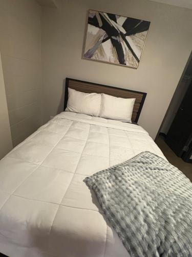 Casa Oasis في برمنغهام: سرير ابيض كبير وعليه بطانيه