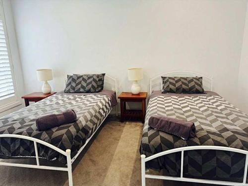 twee bedden naast elkaar in een kamer bij Lakeside Nagambie 4guests in Nagambie