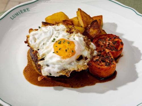 Comida en o cerca de este hotel