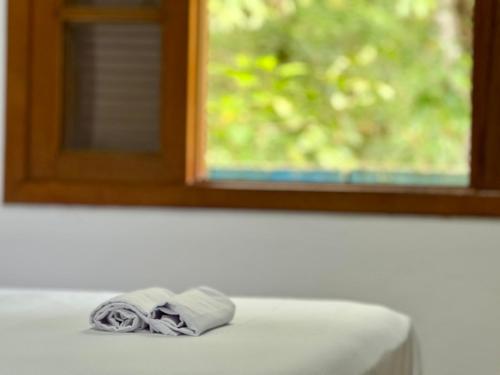 ein Handtuch auf einer Theke neben einem Fenster in der Unterkunft Casa Do Mar in Ubatuba