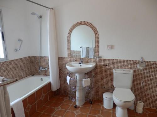 Et badeværelse på Casa Azafranes - Boutique B&B - Arenas