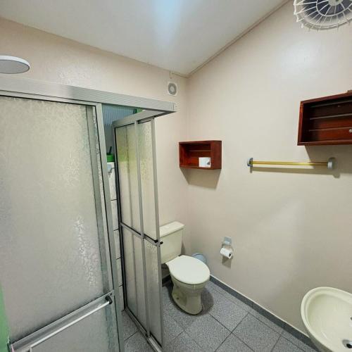 ein Badezimmer mit Toilette, Dusche und Waschbecken in der Unterkunft Casa Ver-de-perto o Mar in Barra Velha