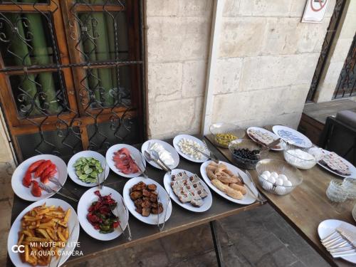 ein Tisch mit vielen Tellern voller Essen in der Unterkunft Ayataç Konak Otel in Şanlıurfa