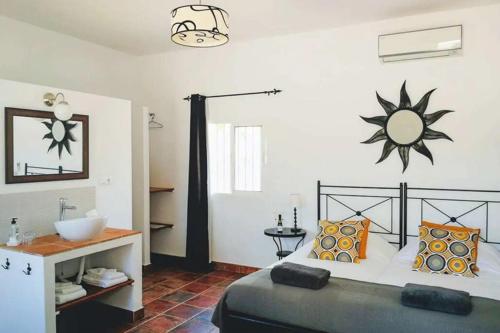 En eller flere senge i et værelse på Casa Azafranes - Boutique B&B - Arenas