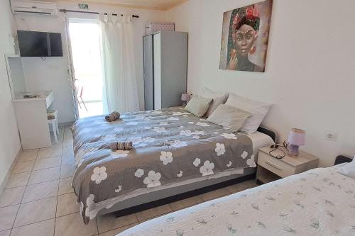 una camera con letto e frigorifero di Apartment Podaca 11274a a Viškovića Vala