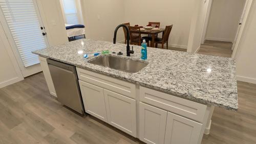 Kuchyň nebo kuchyňský kout v ubytování 3BR New Construction Home