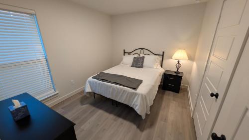Postel nebo postele na pokoji v ubytování 3BR New Construction Home