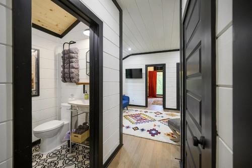 Et badeværelse på Slide Creek Retreat