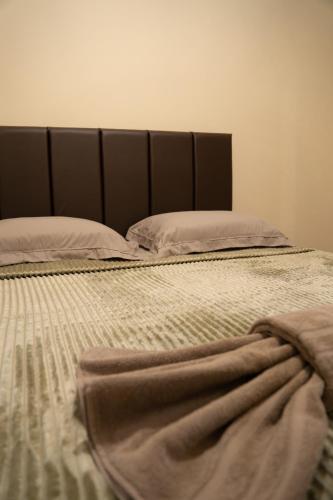 een close-up van een bed met twee kussens bij Casa Alemã Alfredo Wagner SC in Alfredo Wagner