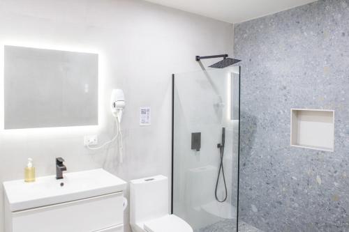 Et badeværelse på Ocean Park Studio Pool at Riviera Villa