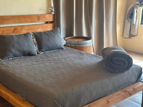 un letto in una stanza con di Wine Hotel Punta Arena a Bahía de los Ángeles