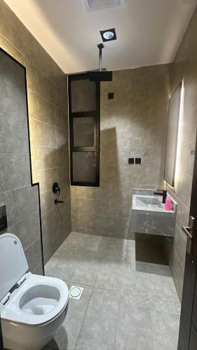 un bagno con un water e un lavandino di بيتك الثاني a Abha