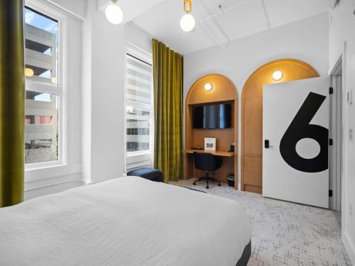 ein Schlafzimmer mit einem Bett, auf dem ein großes K prangt in der Unterkunft Symons Block Hotel Suite Room 6 in Spokane