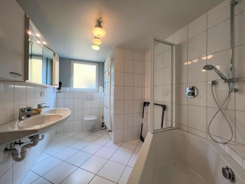 ein Badezimmer mit Badewanne, Waschbecken und Dusche in der Unterkunft Dream holiday apartment Kinzigblick in Schenkenzell